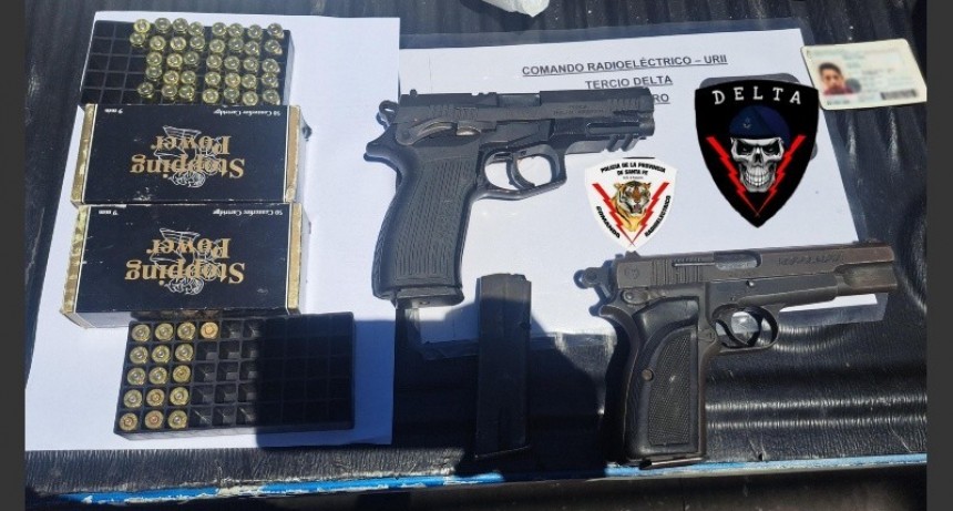 Detenidos con moto robada y pistolas, una con inscripción de la Policía Federal