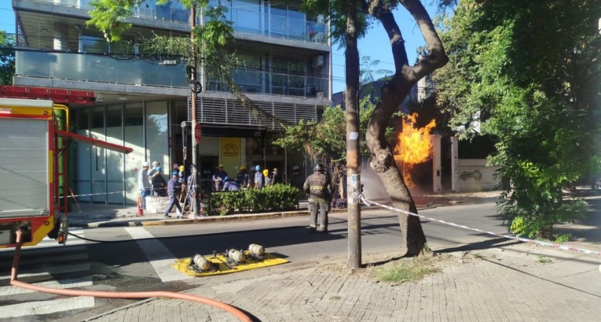 Bomberos debieron romper la vereda para cortar el gas y controlar incendio en Pichincha