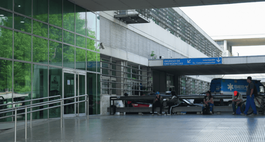 Brutal ataque en Pérez: una mujer permanece en terapia intensiva y buscan a su pareja