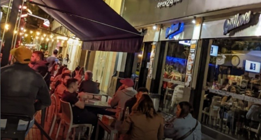 Hombre mendigando agrede a empleado de bar con cuchillo en Pellegrini