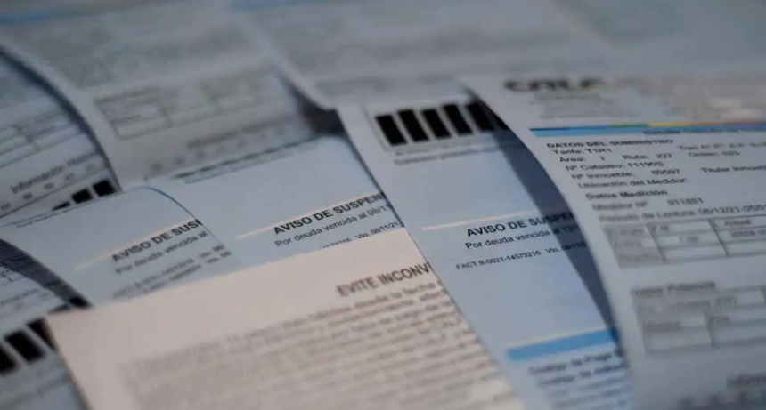 Gobierno evalúa retirar subsidios a compradores de dólares, usuarios de prepagas y viajeros al exterior