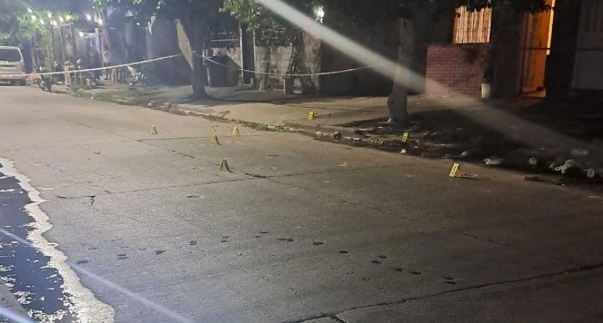 Balearon a un hombre frente a un kiosco en barrio Tablada