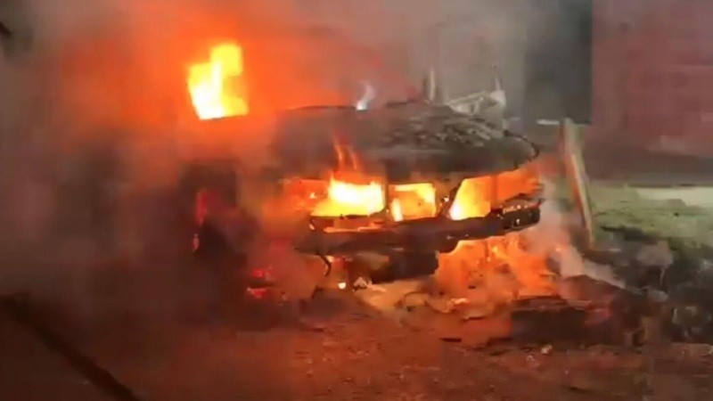 Tres vehículos fueron consumidos por el fuego en distintos puntos de Rosario durante la madrugada
