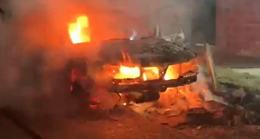 Tres vehículos fueron consumidos por el fuego en distintos puntos de Rosario durante la madrugada