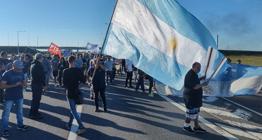 Protesta en autopista por despidos en Acindar