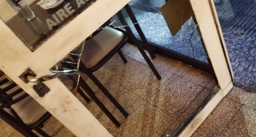 Robo y destrozos en tradicional bar Oroño y Mendoza