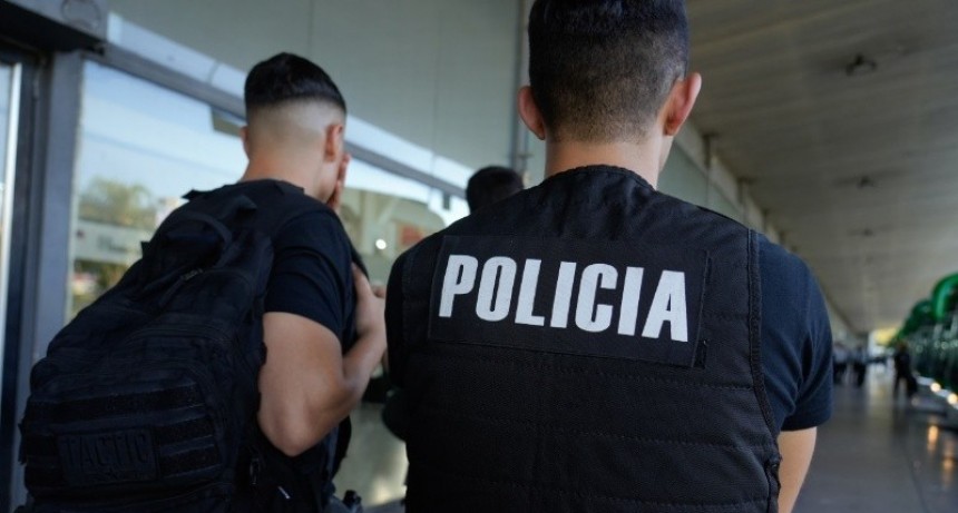 Policía baleó una casa y quedó detenido