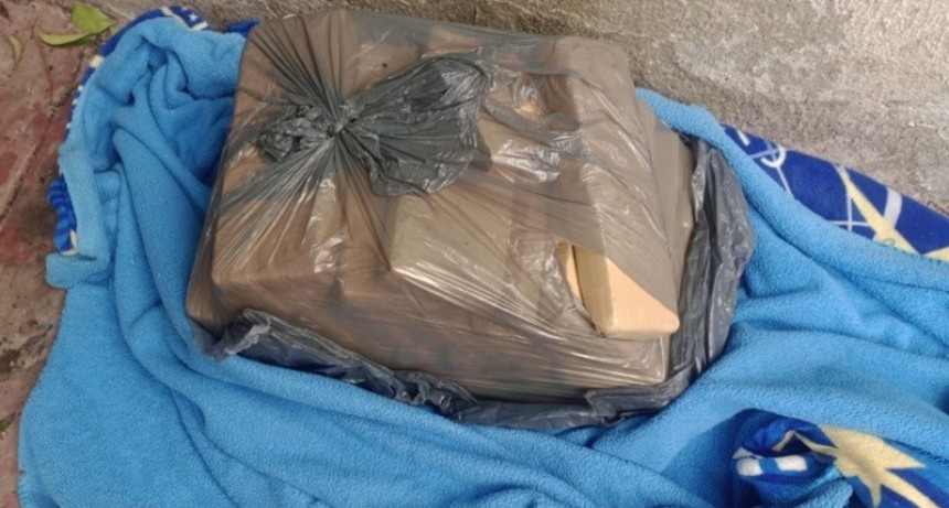 Persecución policial por robo de moto culmina con hallazgo de 26 ladrillos de marihuana