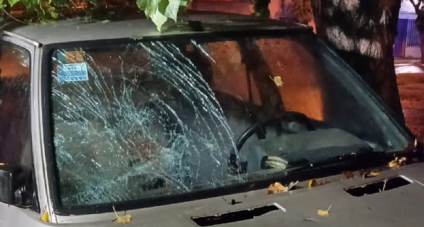 Una discusión terminó con el parabrisas roto a palazos en barrio Alvear