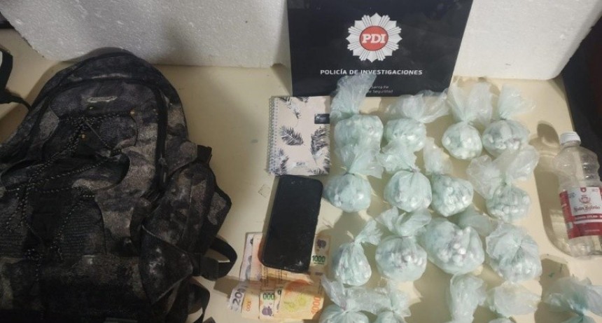Cuatro detenidos en Rosario con una mochila llena de cocaína: uno resultó herido al intentar quemarla