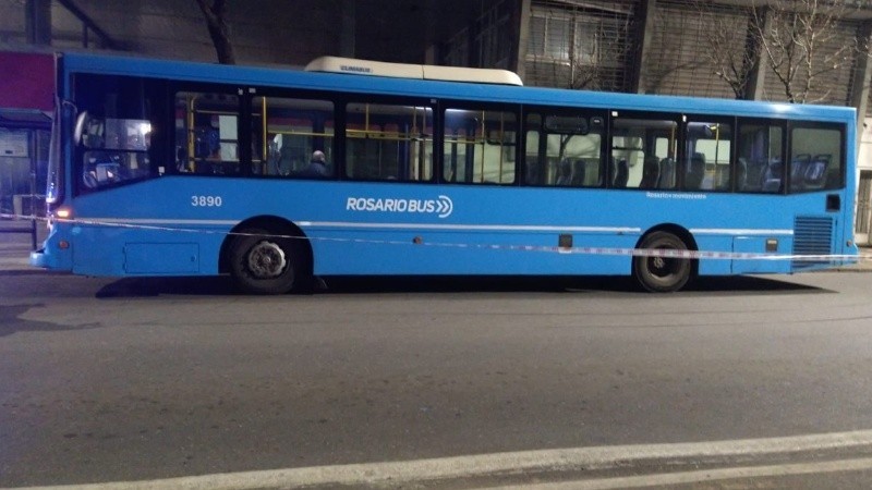 Una suboficial del 911 fue detenida por pasarle datos a su pareja, preso por balaceras