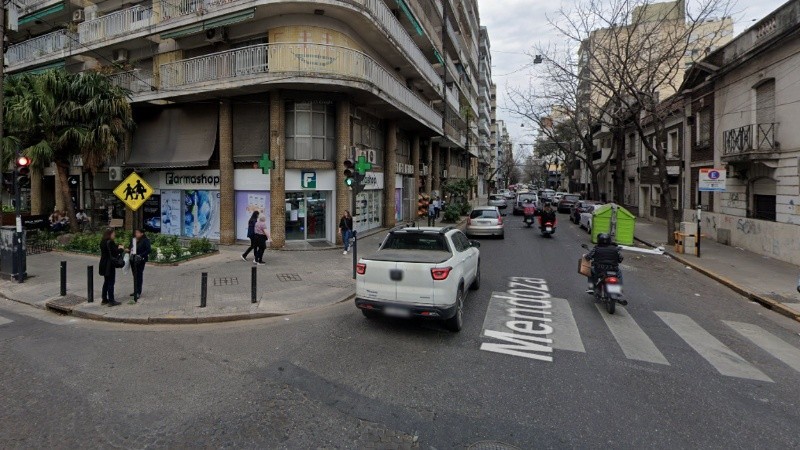 Robaron una farmacia en Oroño y Mendoza tras destrozar la vidriera durante la madrugada