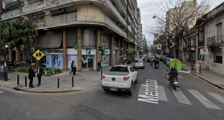 Robaron una farmacia en Oroño y Mendoza tras destrozar la vidriera durante la madrugada