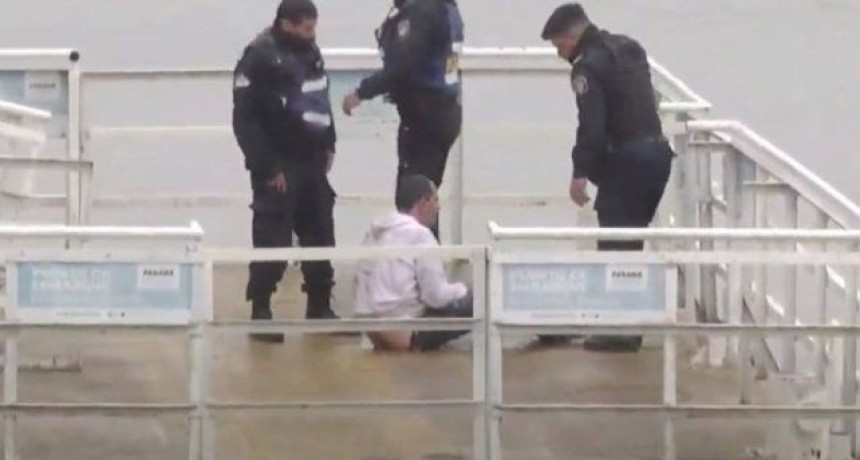 Rescatan a hombre que cayó al río en la Costanera de Paraná