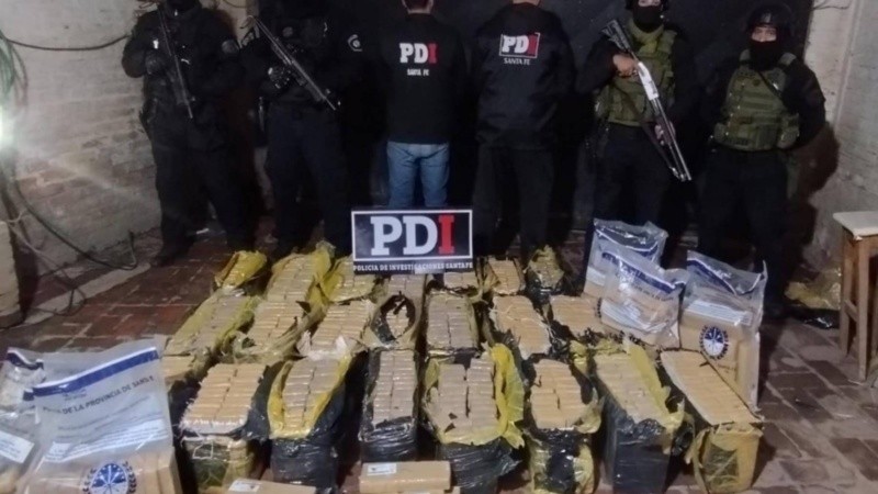 Santa Fe: Allanaban por un crimen y hallaron media tonelada de marihuana