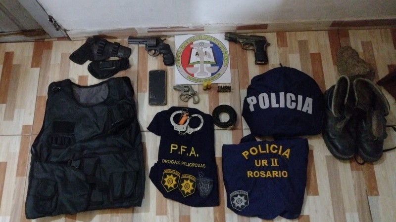 Detenido tras amenazar a su hija: tenía armas, esposas y chalecos con insignias policiales