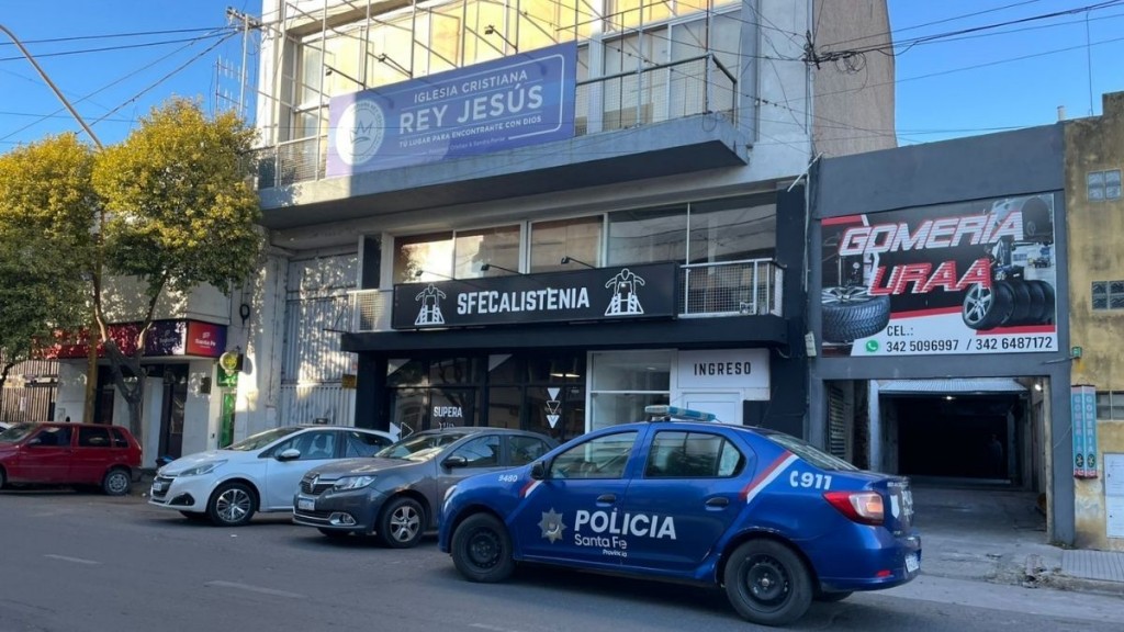 Santa Fe: En plena ceremonia evangélica, al agacharse para recibir la bendición, se le cayó un arma