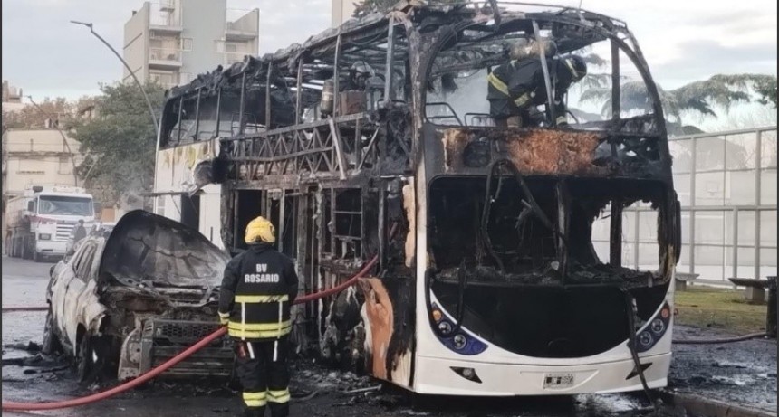 Incendio en la terminal: Patrullero y colectivo se consumieron en un violento episodio