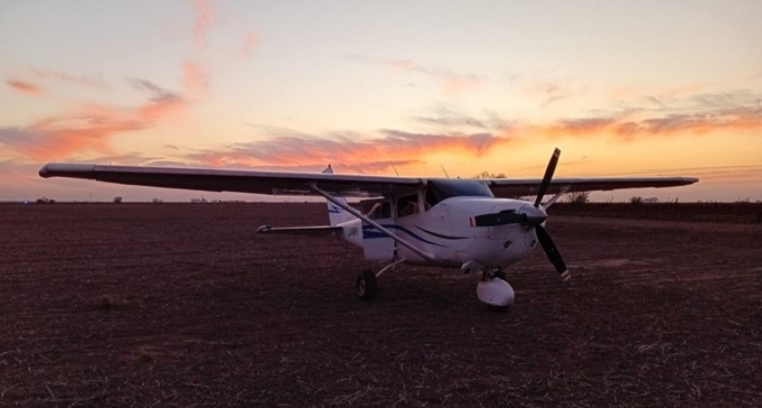 Detienen a dos hombres tras abandonar una avioneta en un campo del sur santafesino
