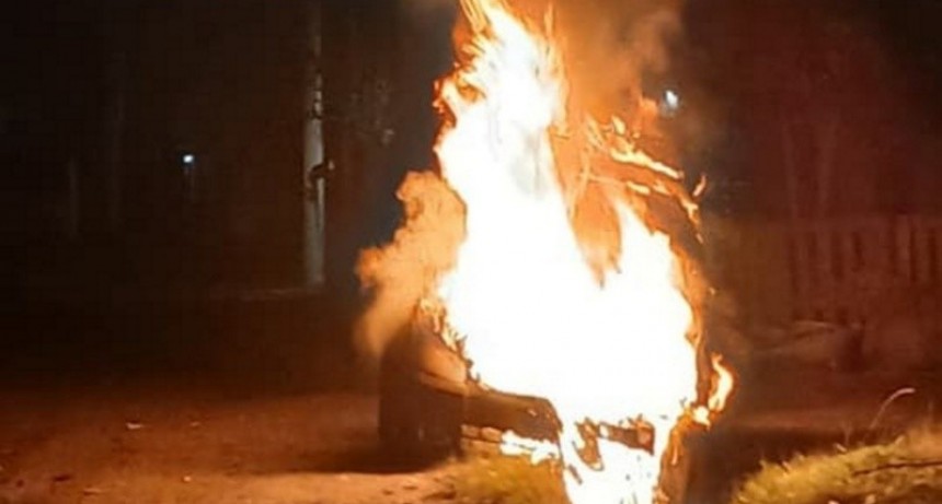 Investigan dos incendios de autos en Rosario y Villa Gobernador Gálvez