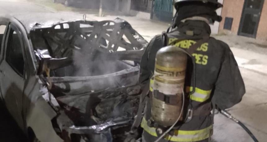 Un auto fue destruido por el fuego en zona sur y sospechan que fue intencional