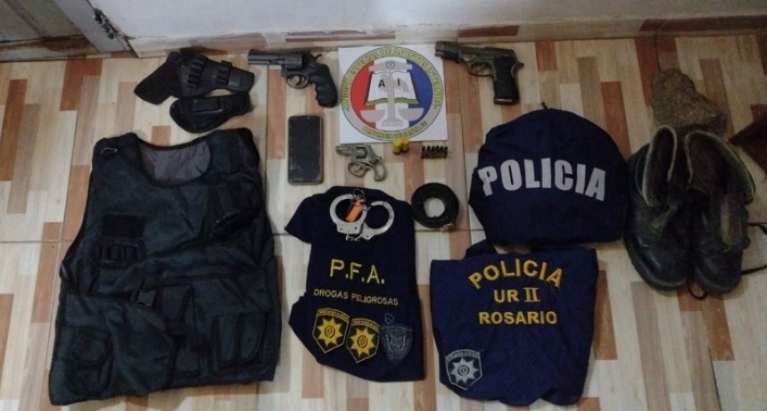 Detenido tras amenazar a su hija: tenía armas, esposas y chalecos con insignias policiales