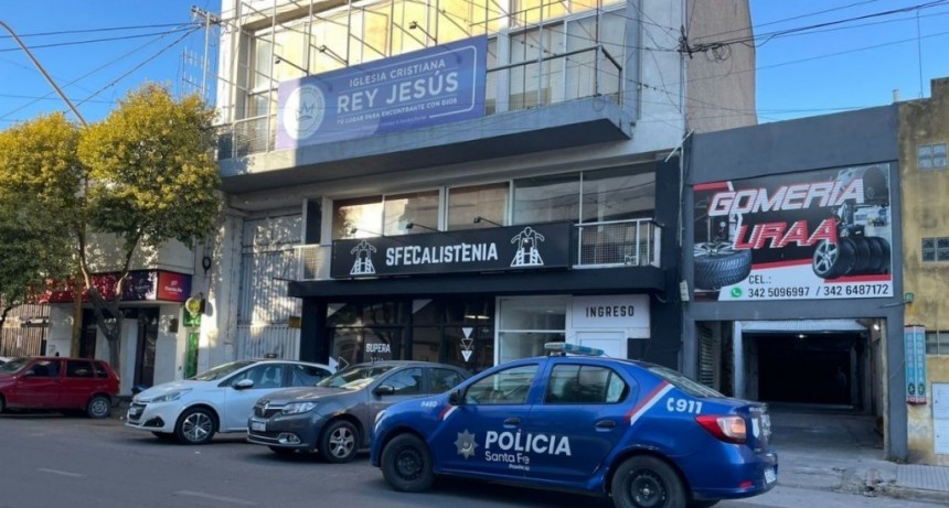 Santa Fe: En plena ceremonia evangélica, al agacharse para recibir la bendición, se le cayó un arma