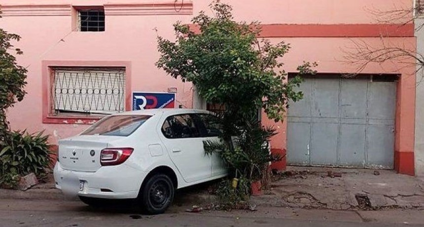 Conductor ebrio chocó su auto contra una casa en Gualeguaychú