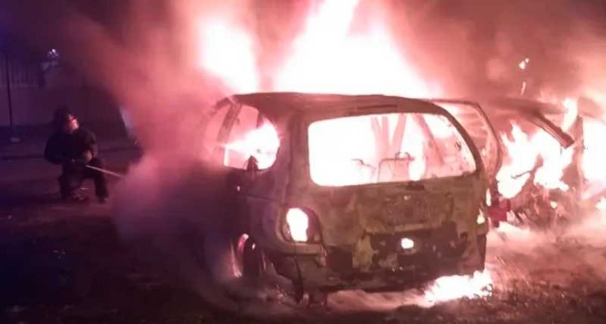 Incendian varios vehículos frente a la comisaría 32ª