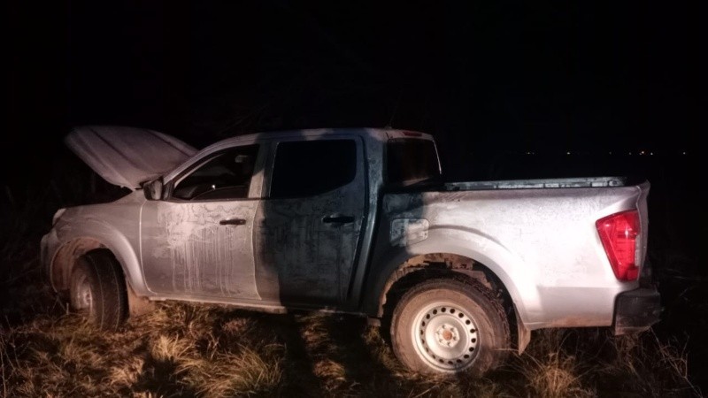 Persecución en Funes: abandonaron una camioneta con armas, dinero y un dron en un camino rural