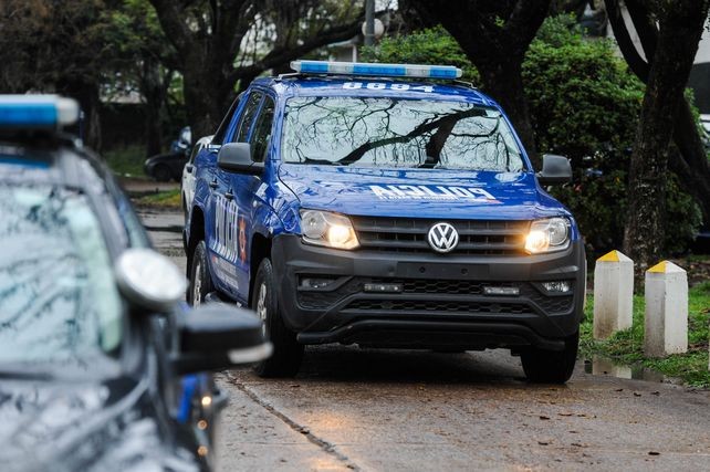 Ataque en Villa Gobernador Gálvez: incendian un auto, disparan y dejan una amenaza escrita