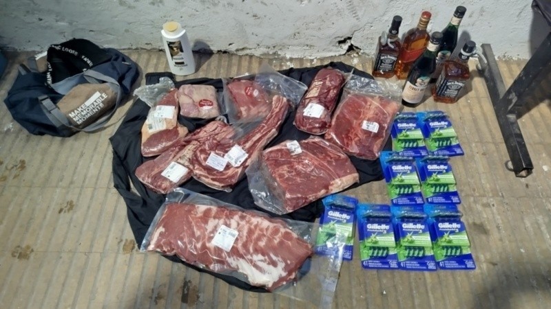 Intentó robar carne, whisky y afeitadoras de un supermercado y fue detenido al salir por una puerta de emergencia
