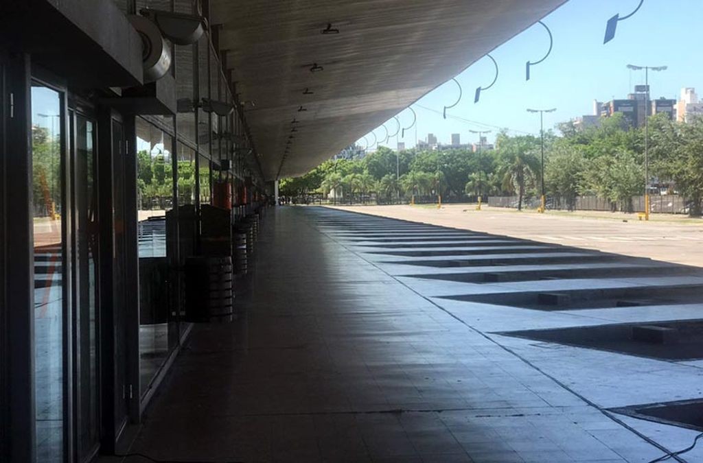 Caos en la Terminal: una mujer estafada irrumpió con su auto en las plataformas y embistió a la policía