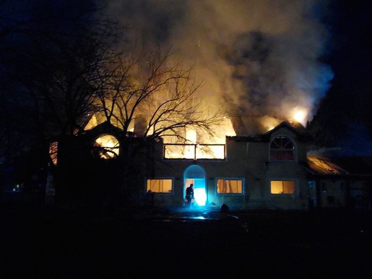 Grave incendio destruyó parte del Colegio Montessori de Funes durante la madrugada de ayer