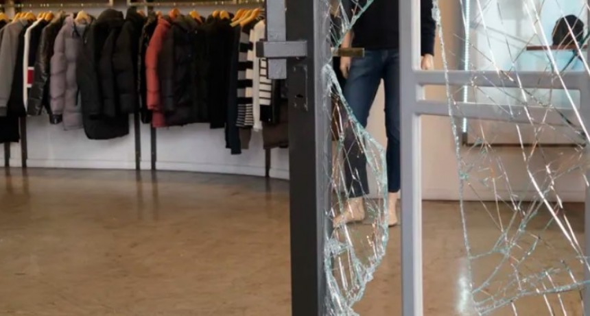 Rompen puerta y roban caja registradora en local de Peatonal Córdoba y Mitre