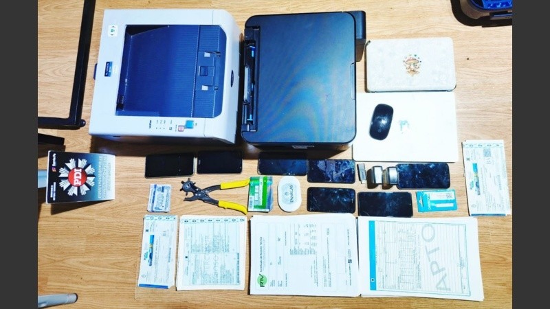Detuvieron a un hombre por vender certificados truchos de RTO y VTV en Marketplace