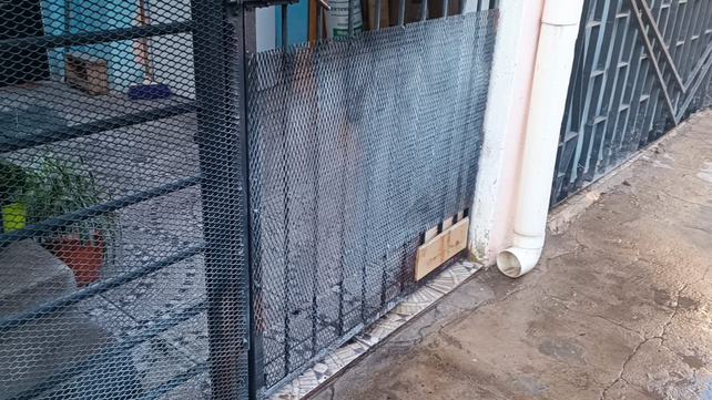 Un ataque incendiario dejó como rastro una amenaza por motivos sentimentales