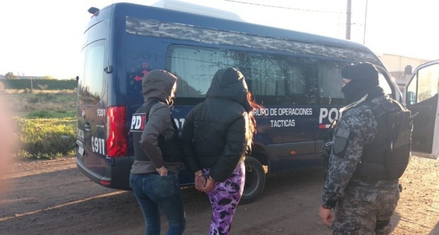 Allanan viviendas en Villa Gobernador Gálvez y detienen a dos mujeres por ataque a una panadería