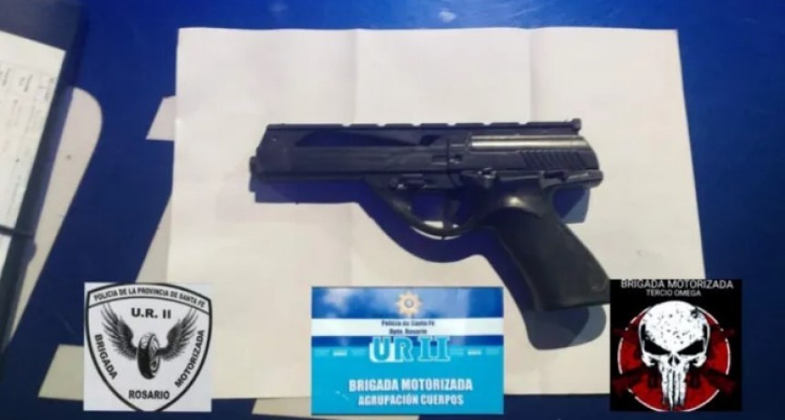 Detienen a un adolescente que asaltó a una colectivera del 120 con un arma de juguete