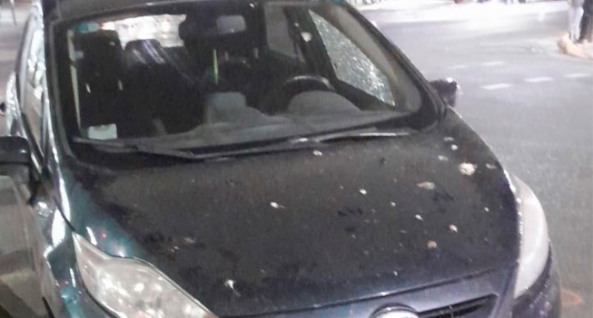 Balearon un auto en las inmediaciones de la cancha de Central durante el partido con Independiente