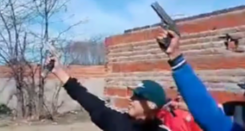 Detienen a dos adolescentes disparando al aire en Barrio Scarafía