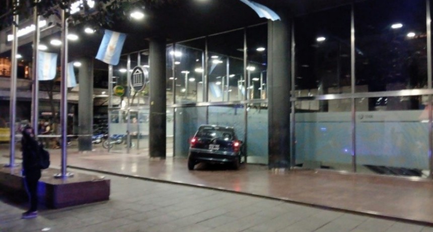Tras discusión por un crédito, choca su auto contra el frente del Banco Nación de las peatonales
