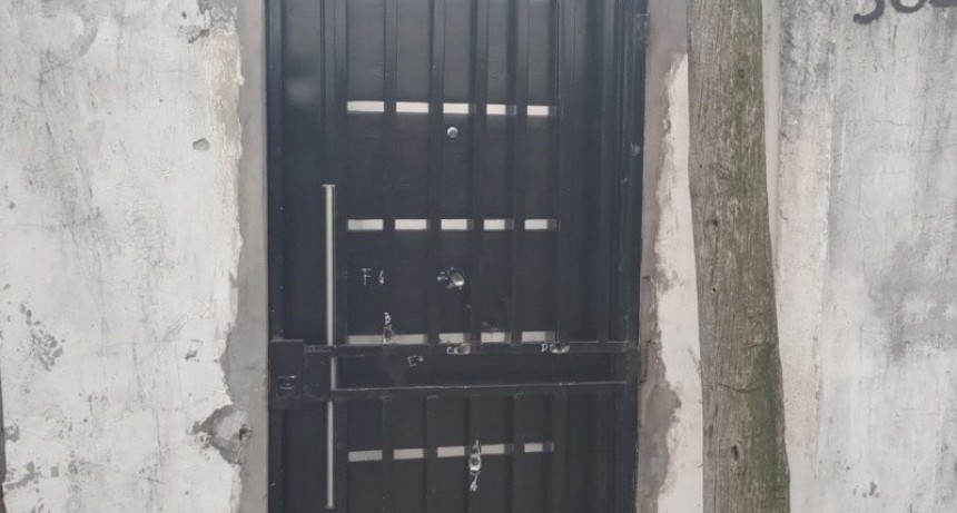 Atacan a balazos una casa en barrio Banana y dejan una nota firmada por “La mafia”