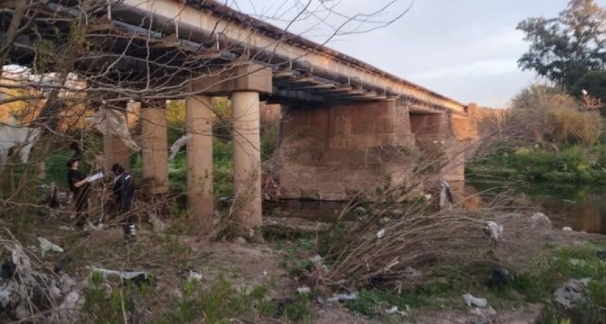 Investigan la muerte de un hombre tras caer de un puente en un aparente intento de robo