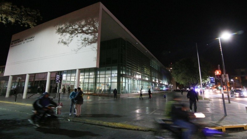 Un adolescente de 13 años fue baleado en las piernas en zona oeste