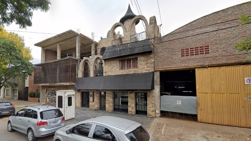 Una mujer fue atacada con cuchillos por su pareja en un hotel de Cinco Esquinas