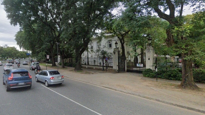 Hallan bandera con mensaje mafioso frente a Telefé Rosario