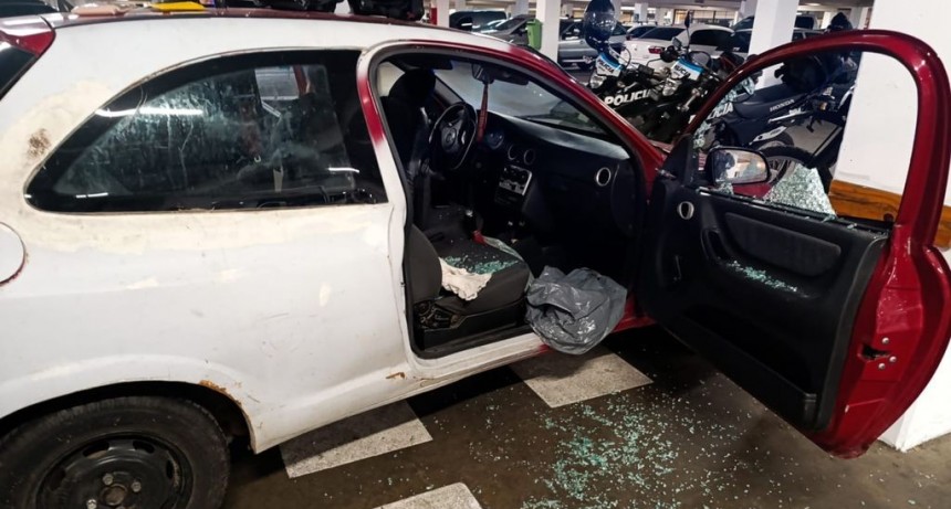 Demoraron a una policía por dejar a su hijo encerrado en un auto en el estacionamiento de un shopping