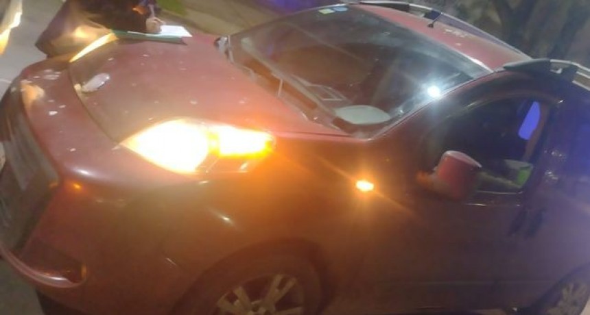 Un limpiavidrios fue detenido tras romper un parabrisas e intentar robar a un automovilista