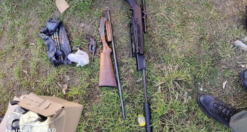 Chofer de transporte escolar y su acompañante detenidos con armas tras una discusión vial